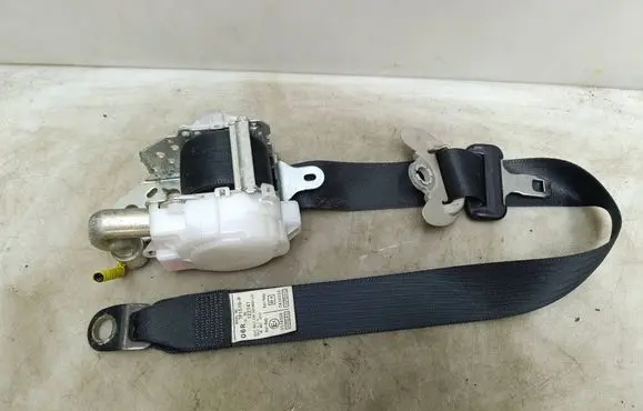Toyota Avensis T270 Front seatbelt 7P1510P 122747