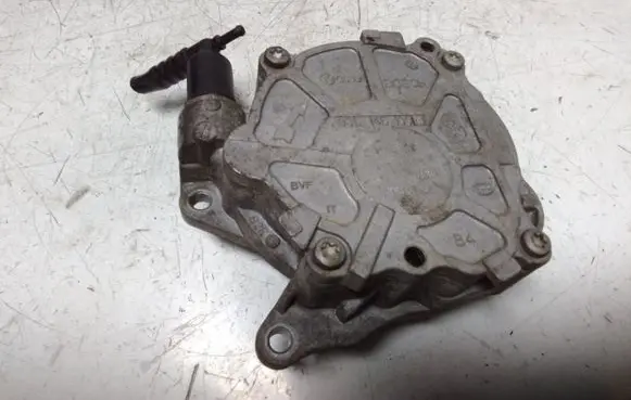 Volkswagen PASSAT CC Vacuum pump 03L145100F
