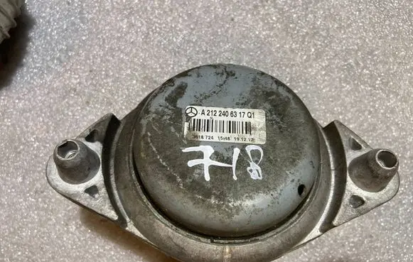 Mercedes-Benz C W204 Engine mount bracket a2122406317 2122406317