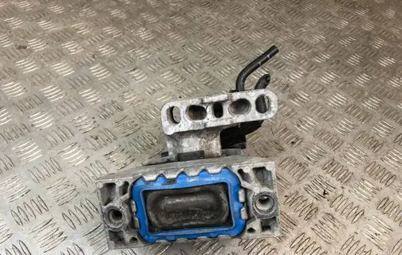 Volkswagen PASSAT B7 Engine mount bracket 8E0199379CR