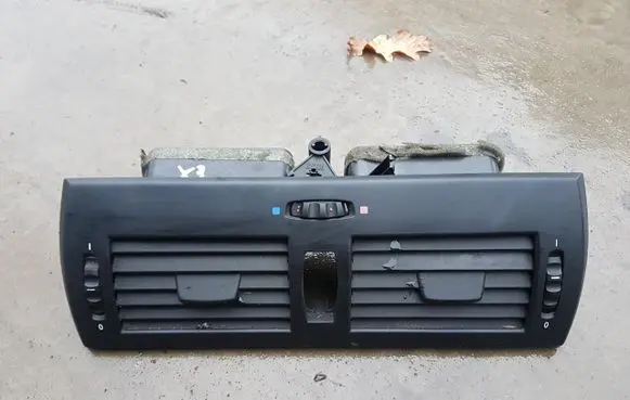 BMW X3 E83 Dash center air vent grill