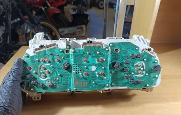 Subaru Impreza I Speedometer (instrument cluster) 831001E810 1573306941201
