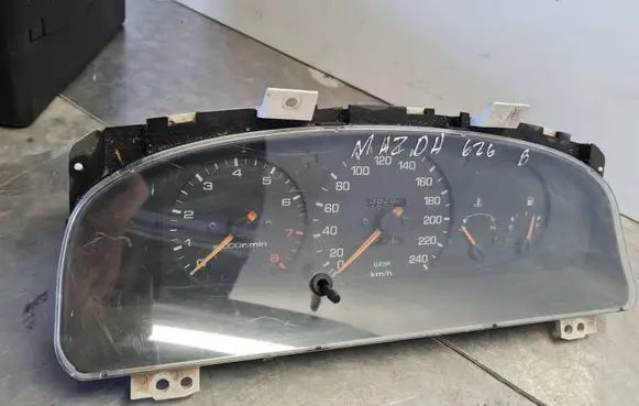 Mazda 626 Speedometer (instrument cluster) PLH43B 62901