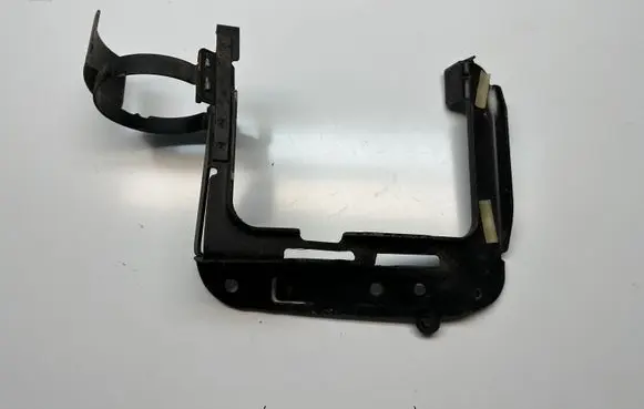 Volkswagen Amarok Power steering pump mounting bracket 