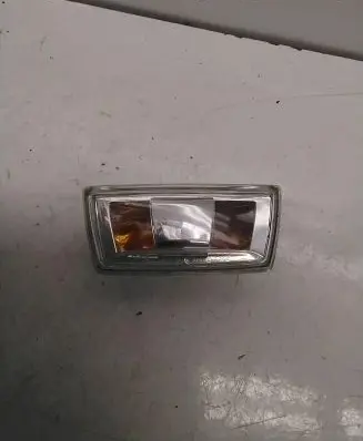 Opel Corsa E Front fender indicator light 13252455