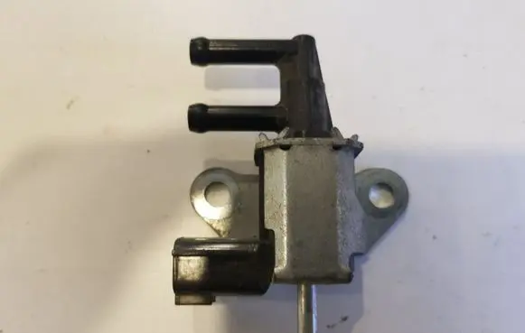 Nissan Juke I F15 Valve vacuum K5T48584