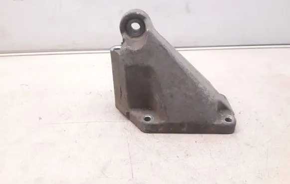 Engine mounting bracket
