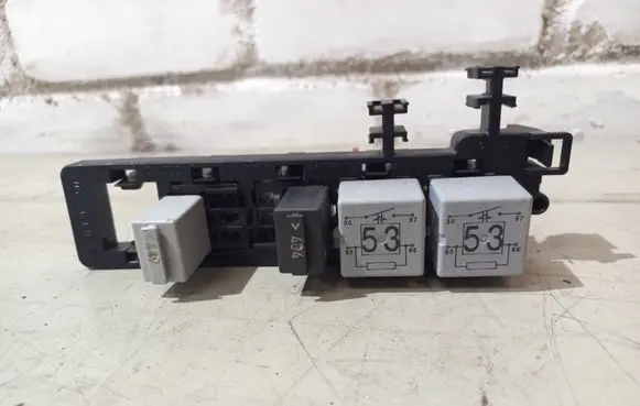 Volkswagen PASSAT B6 Relay mounting block 1K1937503