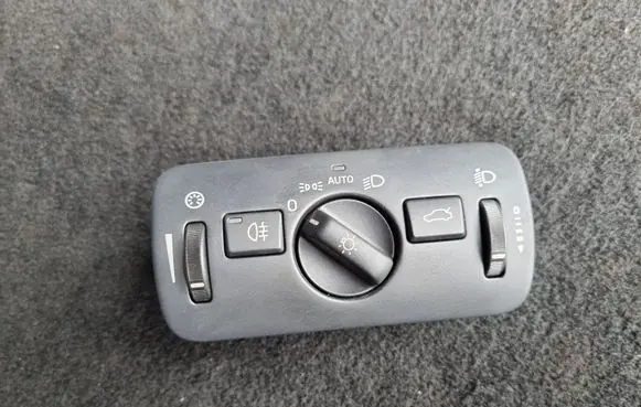 Volvo V40 Light switch 30739425