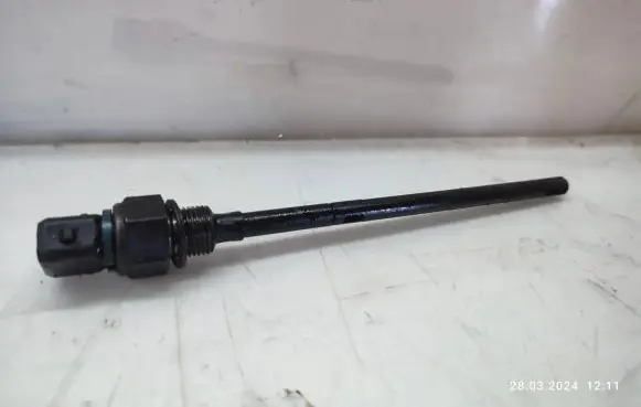Nissan Qashqai+2 Oil level dip stick 