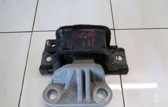 Opel Corsa E Engine mounting bracket 13371838
