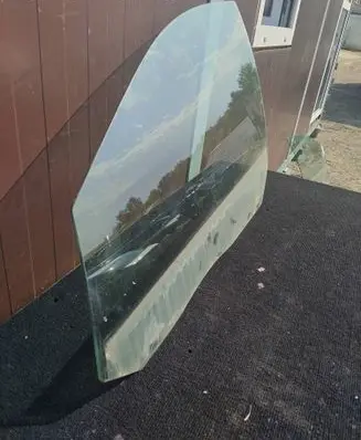 Volvo XC70 Front door window glass four-door As2