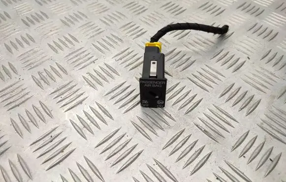 Passenger airbag on/off switch