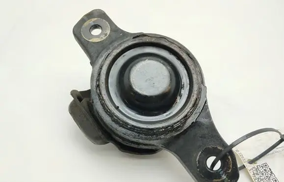 Subaru Legacy Engine mount bracket