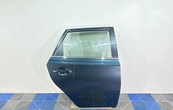 Toyota Auris E180 Rear door