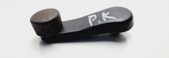 Volkswagen Golf III Front door window winding handle 1H0837581
