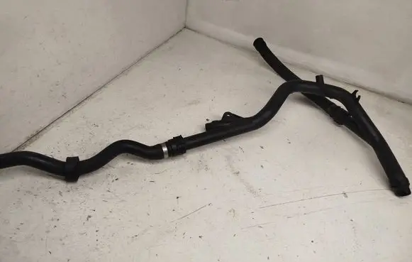 Engine coolant pipe/hose