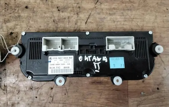 Skoda Octavia Mk2 (1Z) Climate control unit 3T0907044BD