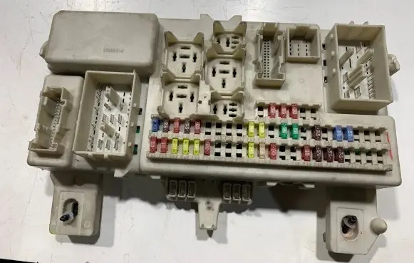 Mazda 3 I Fuse module 519197024 0E08E136 05005126