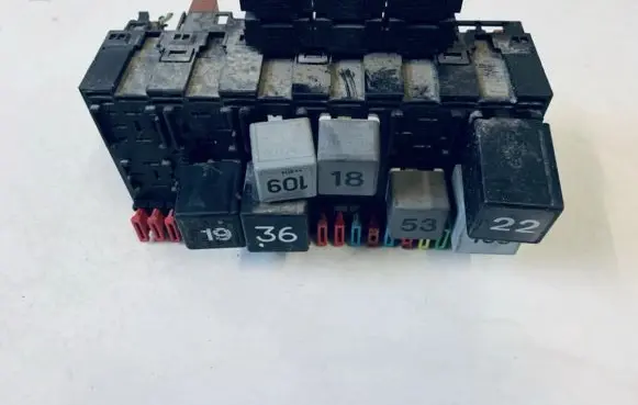 Volkswagen PASSAT B4 Fuse box set 357937039