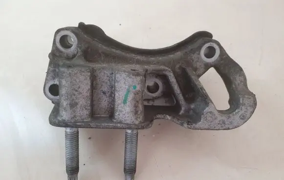 Volvo C30 Engine mounting bracket 3M516030