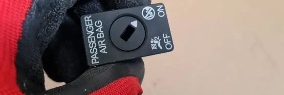 Passenger airbag on/off switch
