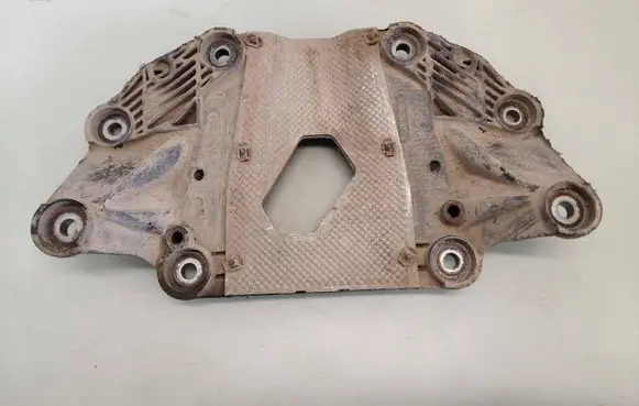 Volvo XC70 Rear differential/diff mount bracket 30639931