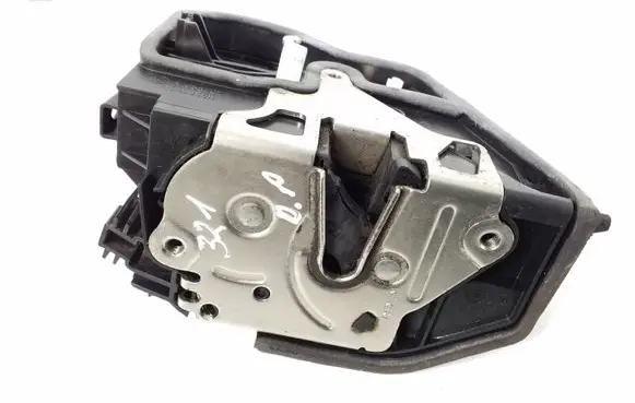 BMW X3 E83 Front door lock 7202144