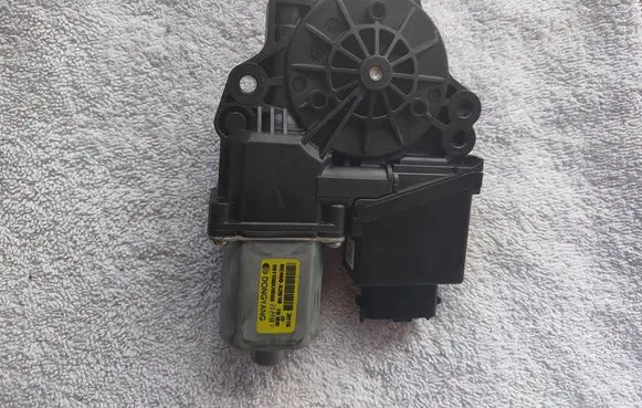 KIA Ceed Front door window regulator motor 82460A2010