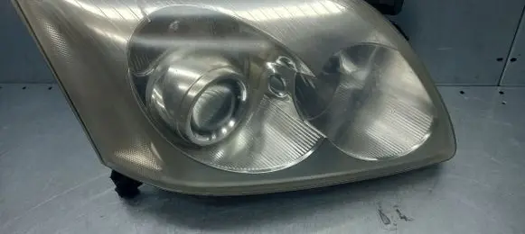 Toyota Avensis Verso Front reflector 