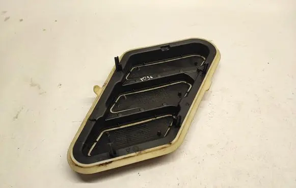 Citroen Berlingo Quarter panel pressure vent 9818353980