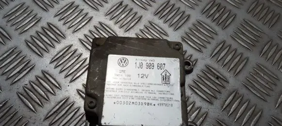 Volkswagen PASSAT B5 Airbag control unit/module 1j0909607 5wk4199