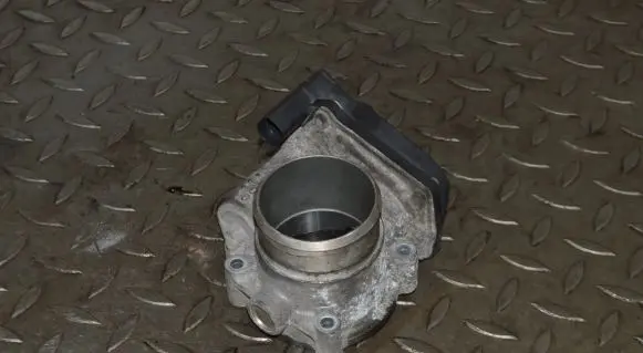 Volkswagen Golf V Throttle valve 06F133062G