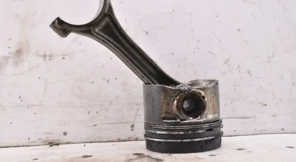 Volkswagen Golf VI Piston 045701B