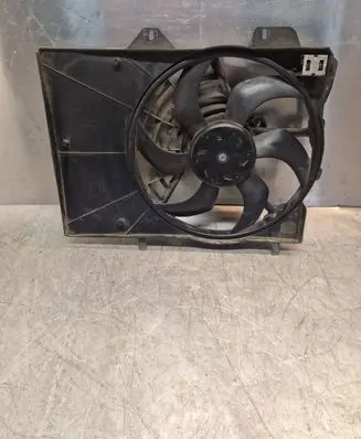 Radiator cooling fan shroud