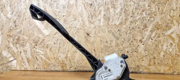 Volvo V70 Accelerator throttle pedal 30636003