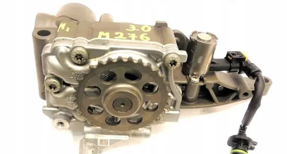 Mercedes-Benz C AMG W205 Oil pump A2761800701 R2781810601