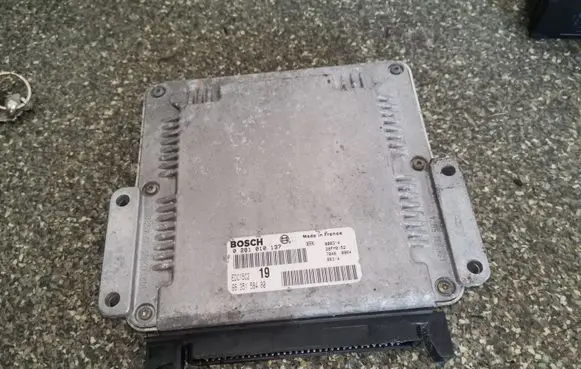 Citroen Xsara Picasso Engine control unit/module 0281010137 9635158480