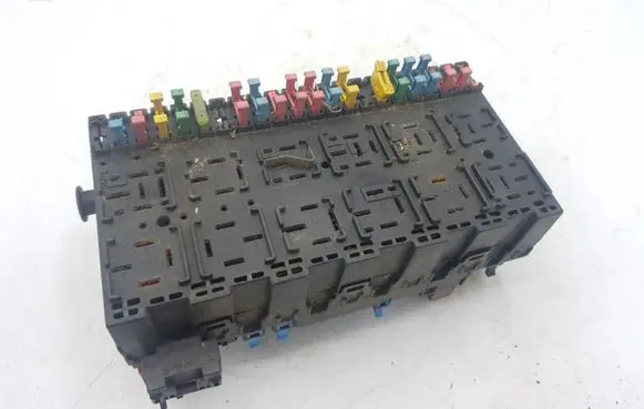 Volkswagen Golf III Fuse module 957937039
