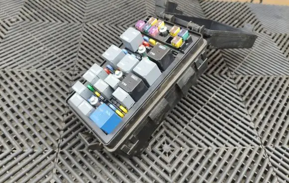 Chevrolet Corvette C6 Fuse module 15497636