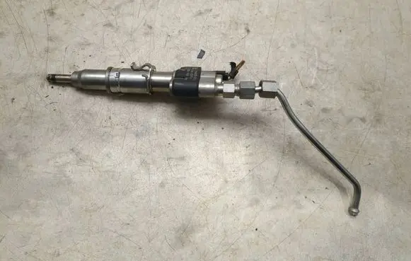 BMW 3 E90 E91 Fuel injector 7565137 10181010