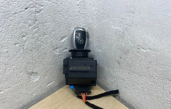 Mercedes-Benz CLS C219 Ignition lock A2115452308 33002213