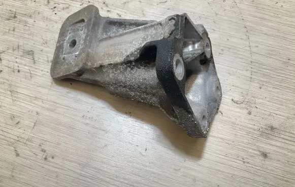 Land Rover Discovery 4 - LR4 Engine mounting bracket AH226061BA