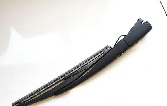 Rear wiper blade arm