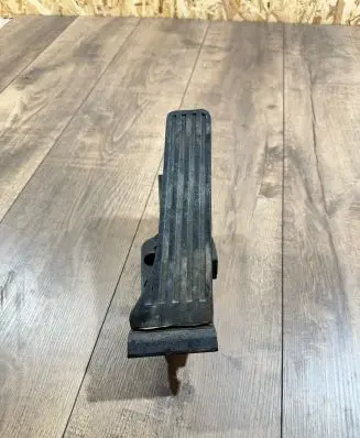Mercedes-Benz C W204 Accelerator throttle pedal A2043000004 271109 1483