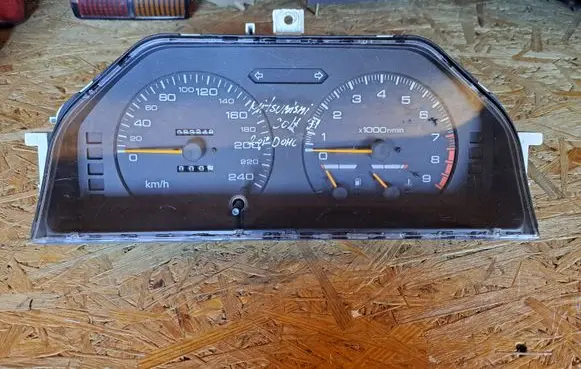 Mitsubishi Colt Speedometer (instrument cluster) MB832061 738740