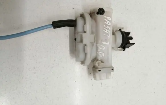 Volkswagen PASSAT B3 Central locking motor 357862153