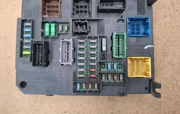 Citroen C4 II Fuse box set 53383165
