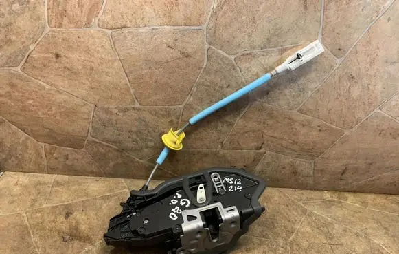 BMW 3 G20 G21 Front door lock 7445050