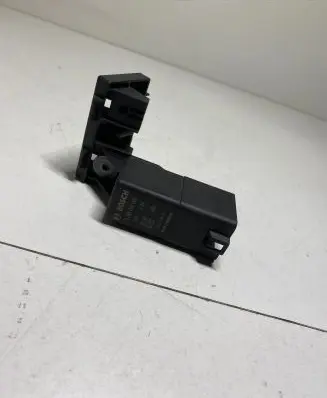 Volkswagen Touran I Glow plug pre-heat relay 0281003083
